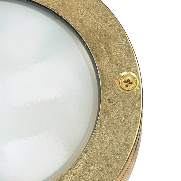 Detailaufnahme einer runden Lampe mit Messingfassung und Schraube