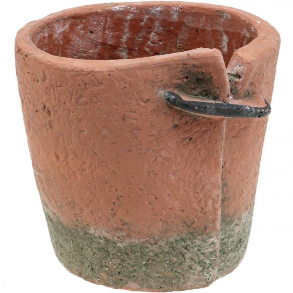 Konischer Topf aus Terracotta mit strukturierter Oberfläche, Metallgriff und Aussparung am Rand.