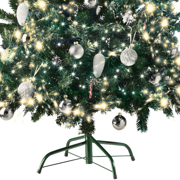 Geschmückter Weihnachtsbaum mit Beleuchtung und silbernen Ornamenten.