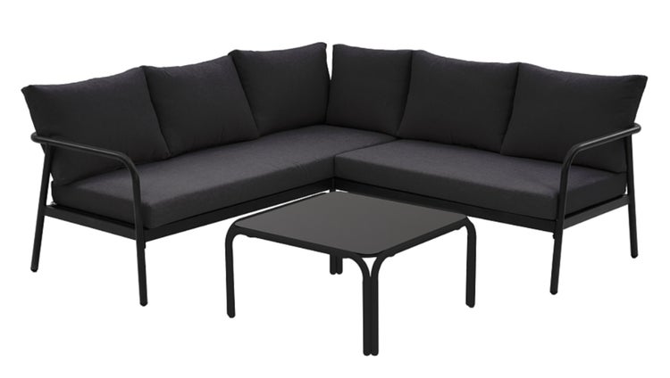 Garten-Lounge-Set bestehend aus einem Ecksofa mit Polstern und einem quadratischen Couchtisch mit Glasplatte und Metallrahmen.