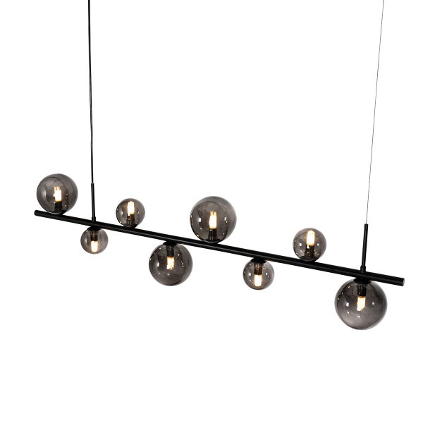 Moderne Hängelampe mit mehreren Rauchglas-Kugelschirmen an einem schwarzen Gestell