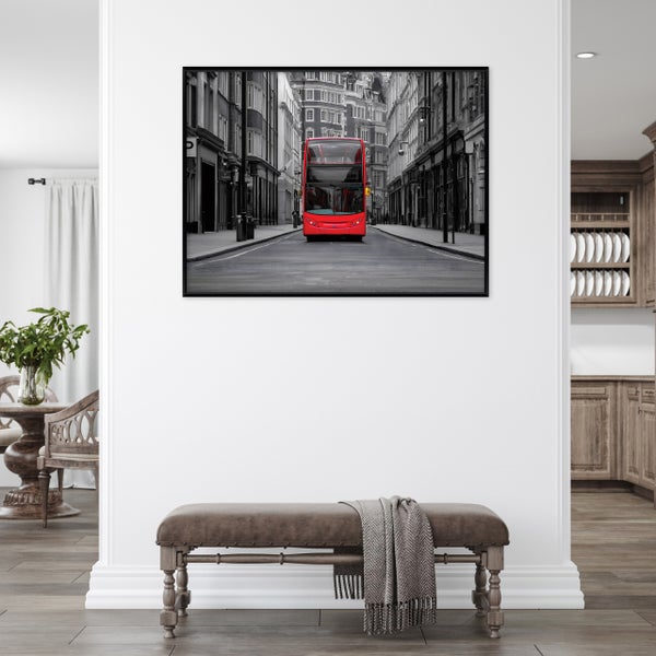 Wandbild mit einem Londoner Doppeldeckerbus in einer schwarz-weißen Stadtstraße, gerahmt und aufgehängt über einer Sitzbank in einem Wohnraum.