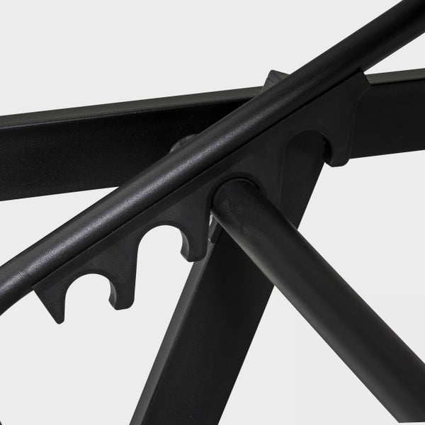 Detail der verstellbaren Rückenlehne einer Gartenliege mit schwarzer Rasterschiene und Metallstange.