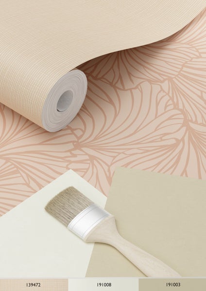 Tapetenrolle mit floralem Muster, Farbfelder und Pinsel