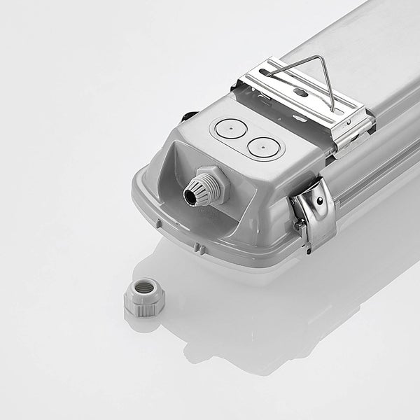 Detailansicht einer LED-Feuchtraum-Wannenleuchte mit Kabelverschraubung, Montageklammer und Verschlussclips aus Edelstahl.