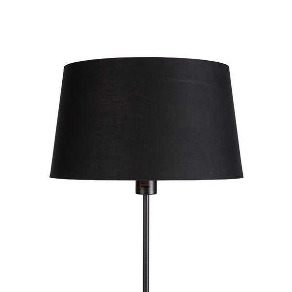 Schwarzer konischer Lampenschirm aus Stoff auf einem schlanken schwarzen Metallgestell.