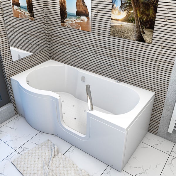Barrierefreie Badewanne mit Tür und Hydromassagefunktion im Badezimmer