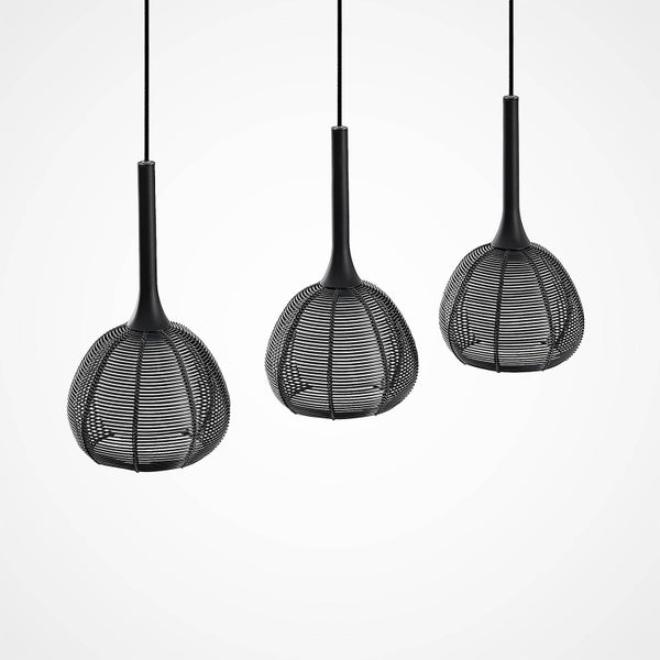 Drei Pendelleuchten mit Drahtgeflecht Schirm hängen von der Decke