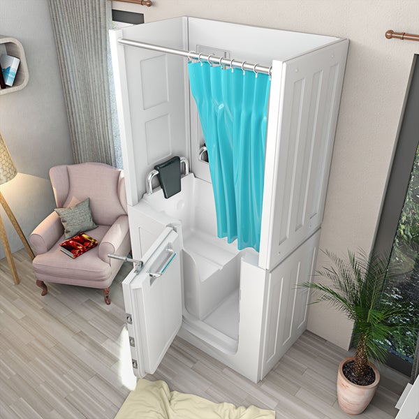 Weiße, barrierefreie Sitzbadewanne mit Dusche, Tür und Haltegriffen in einem hellen Wohnraum neben einem Sessel.