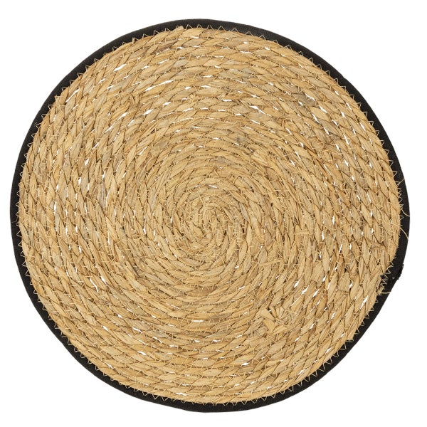Rundes Platzset aus geflochtenem Seegras mit schwarzer Einfassung.