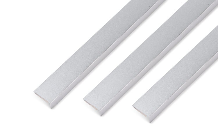 Drei L-Profile aus Aluminium für den Kantenabschluss oder als Übergangsprofil.