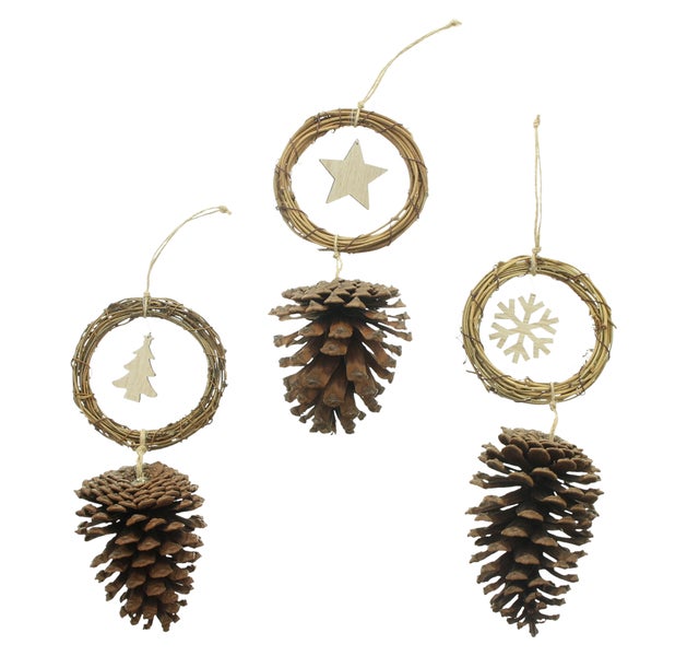 Dekorativer Kiefernzapfen mit Kranz, Stern, Weihnachtsbaum und Schneeflocke als Christbaumschmuck
