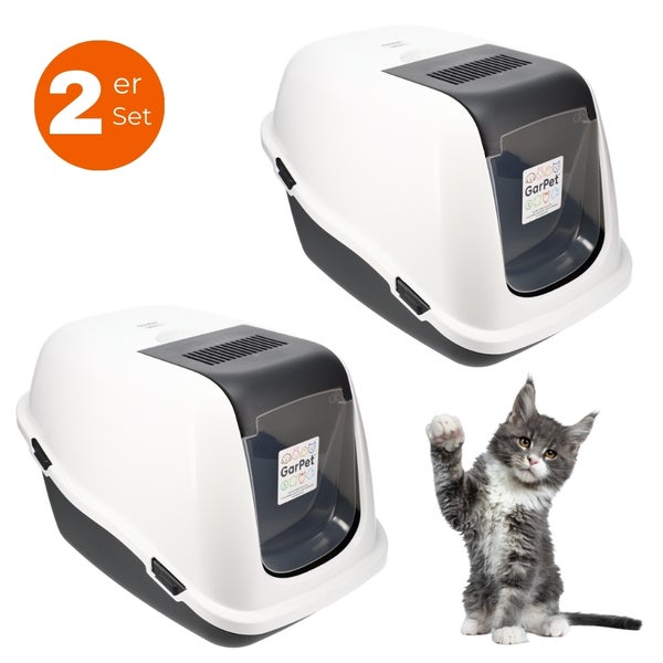 Zwei Katzentoiletten mit Haube und einer Katze.