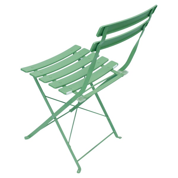 Klappbarer Gartenstuhl aus grünem Metall mit Sitzfläche und Rückenlehne aus Lamellen.