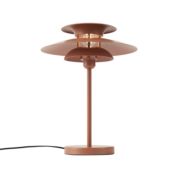 Tischleuchte aus Metall in Braun mit mehrlagigem Schirm und rundem Standfuß.
