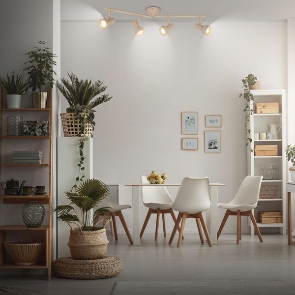 Moderne 4-flammige Deckenleuchte Spotbalken in einem hellen Esszimmer mit skandinavischer Einrichtung und Zimmerpflanzen.