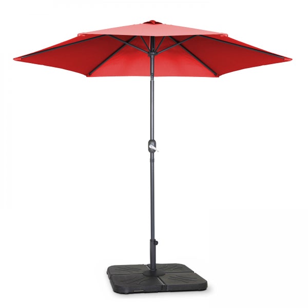 Roter Sonnenschirm mit dunklem Mast, schwarzem Kreuzfuß und vier schwarzen Standbeschwerern.