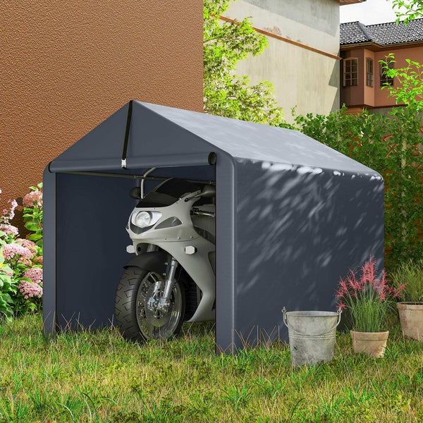 Wetterfeste Motorradgarage aus Stoff im Garten mit einem untergestellten Motorrad.