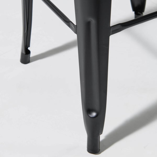 Detailansicht eines schwarzen Metallstuhlbeins mit stabilisierenden Querstreben.