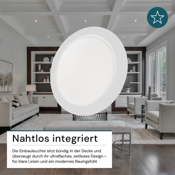 Deckeneinbaustrahler in einem modernen Wohnzimmer mit Couch und Regalen