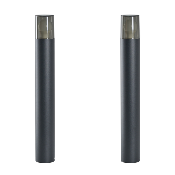 Zwei moderne anthrazitfarbene Pollerleuchten für den Außenbereich in zylindrischer Form mit rauchigem Glasdiffusor.