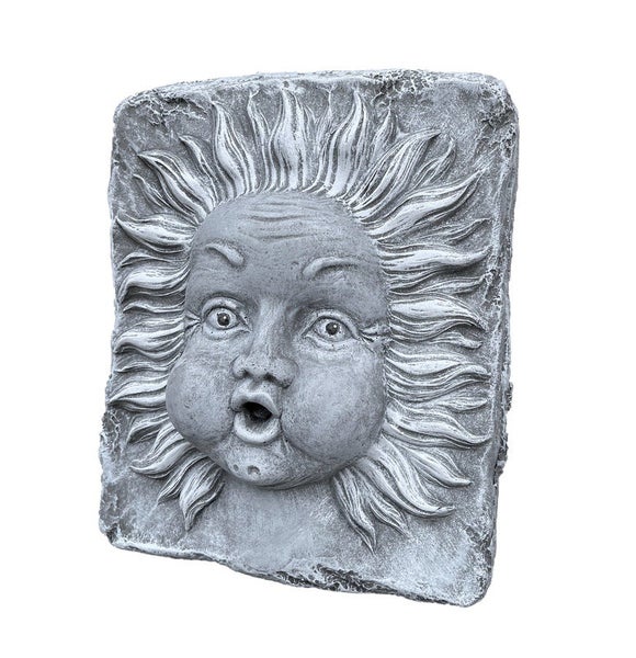Wandbrunnen-Auslauf in Form einer Sonne mit Gesicht aus wetterfestem Steinguss für die Gartengestaltung.