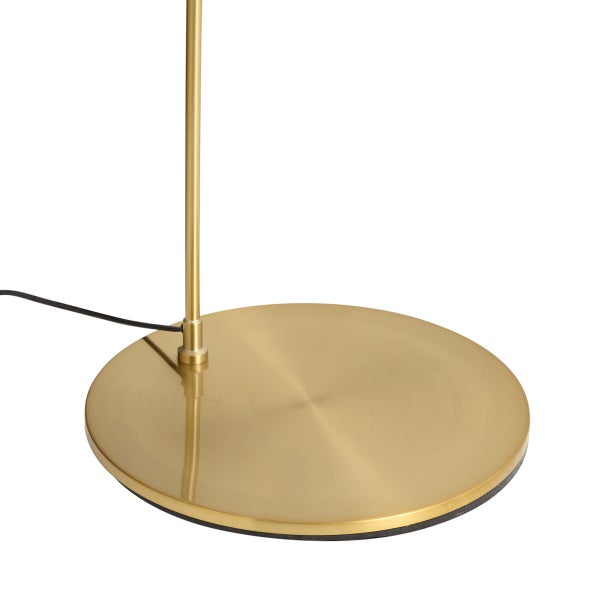 Runder Lampenfuß aus goldfarbenem Metall mit schmalem Standrohr und schwarzem Stromkabel.