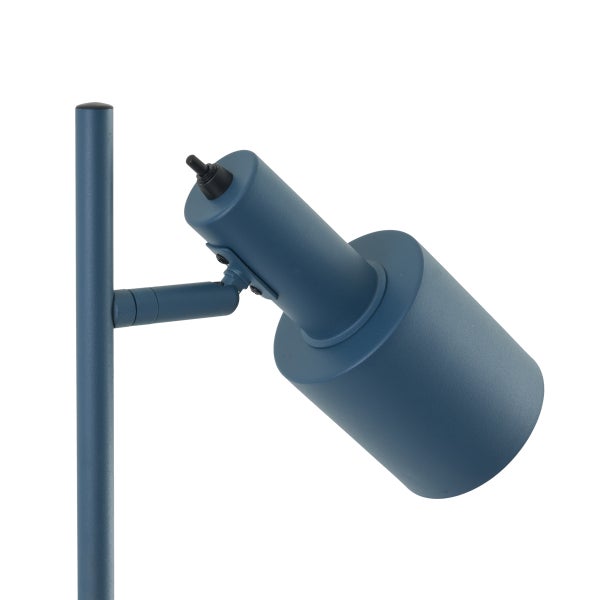 Blaue Metalllampe mit verstellbarem Lampenkopf und schwarzem Kippschalter an einer Stange.