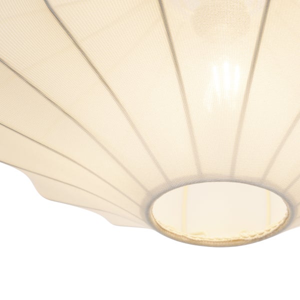 Nahaufnahme eines cremefarbenen Lampenschirms aus Textil mit Rippenstruktur.