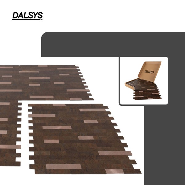Dalsys Logo oben links. Selbstklebende Wandfliesen in Rostoptik mit kupferfarbenen Akzenten, ineinandergreifend verlegt und in Verpackung.