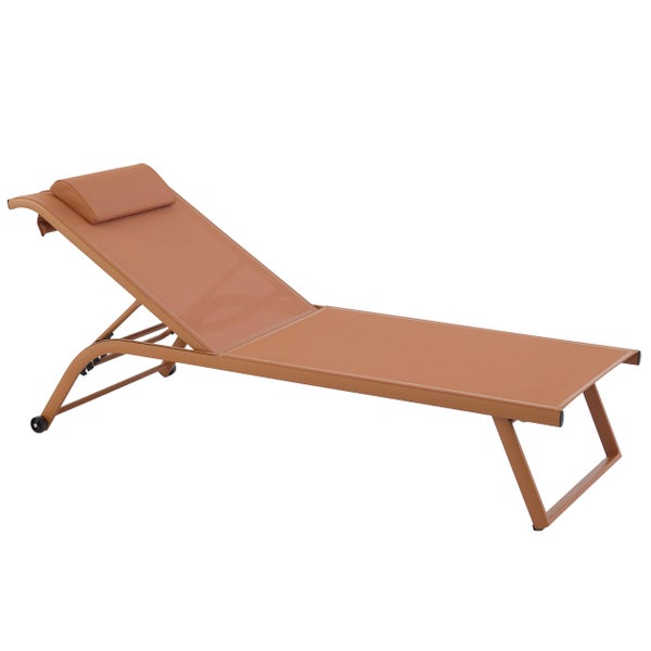 Gartenliege mit Kopfkissen, braunes Textilgewebe, Gestell aus Metall mit Rollen.