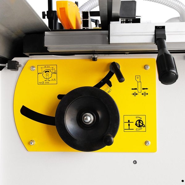 Detailansicht einer Holzbearbeitungsmaschine mit gelber Bedienblende und Einstellrädern
