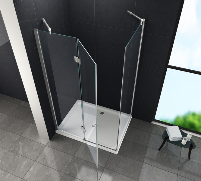 Begehbare Dusche mit Glasabtrennung und weißer Duschwanne in hellem Badezimmer.