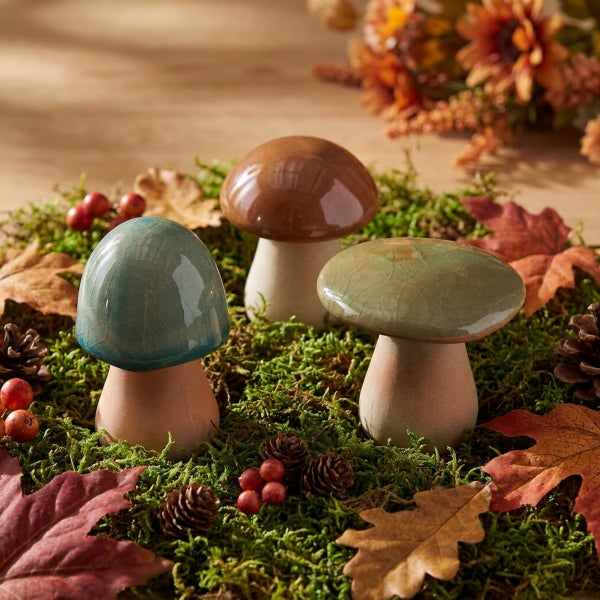 Drei Deko Pilze aus Keramik mit glasierter Kappe auf einer herbstlichen Dekoration mit Moos und Blättern