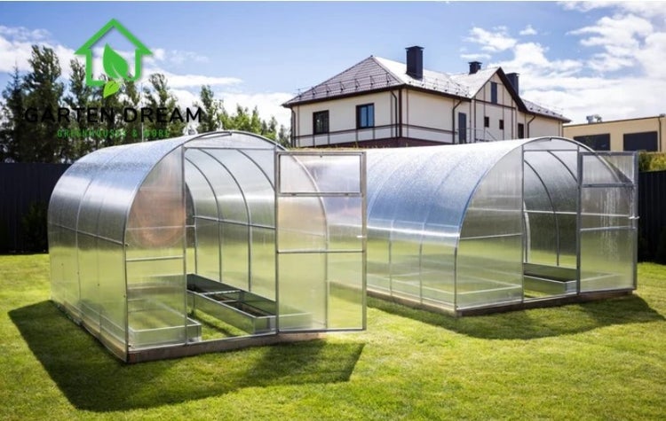 Zwei Gewächshäuser aus Polycarbonat im Garten.