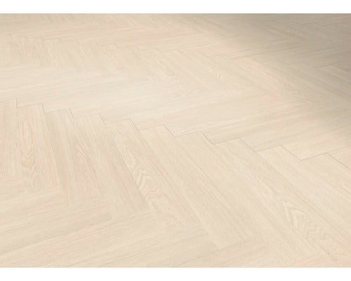 Helle Laminatverlegung im Fischgrätmuster