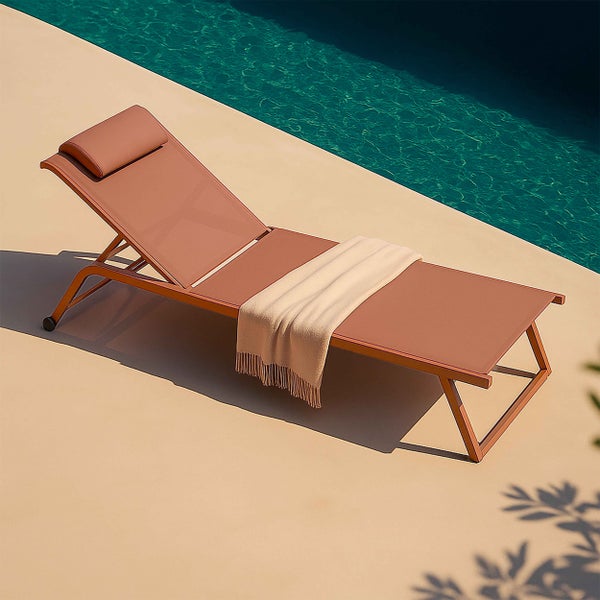 Modernes terrakottafarbenes Garten-Lounge-Set bestehend aus zwei Metall-Sesseln mit Armlehnen und zwei passenden Fußhockern im Lamellendesign.