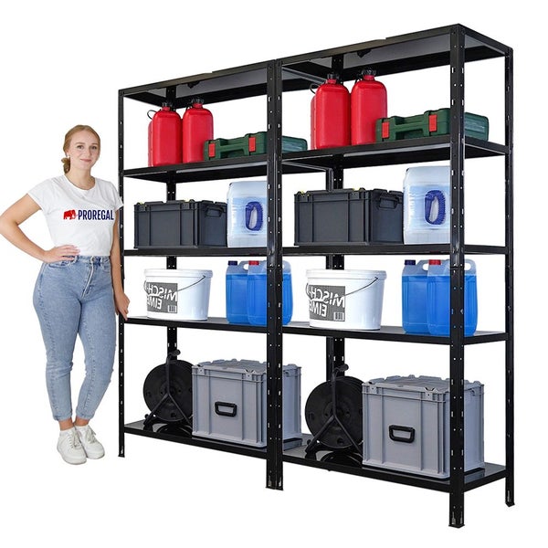 Zwei schwarze Metallregale mit fünf Ablagen, beladen mit Lagerbehältern und einer Frau.