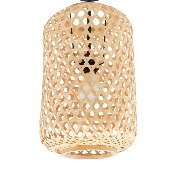 Pendelleuchte aus geflochtenem Bambus mit sichtbarem Leuchtmittel und schwarzer Aufhängung.