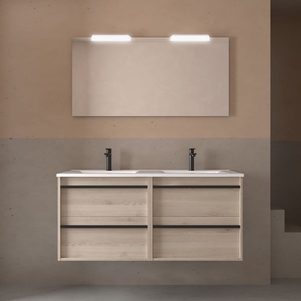 Modernes Badezimmermöbel-Set bestehend aus einem wandhängenden Doppelwaschtisch in Holzoptik, zwei schwarzen Armaturen und einem Spiegel mit LED Beleuchtung.