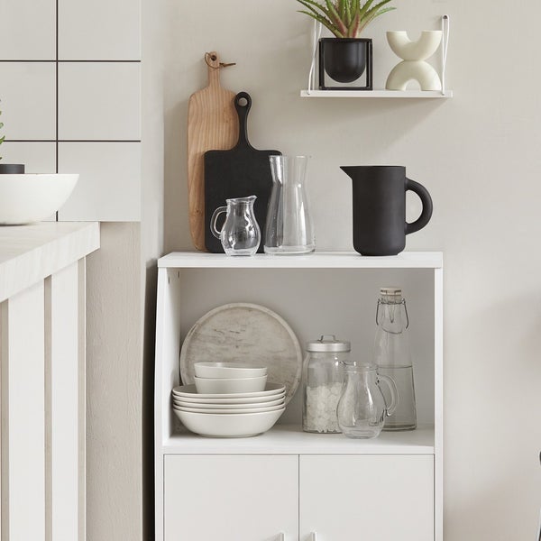 Regal mit Geschirr und Dekoration in Küche
