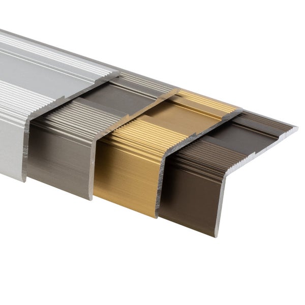 L-förmige Treppenkantenprofile aus Aluminium mit geriffelter Oberfläche in verschiedenen Ausführungen.