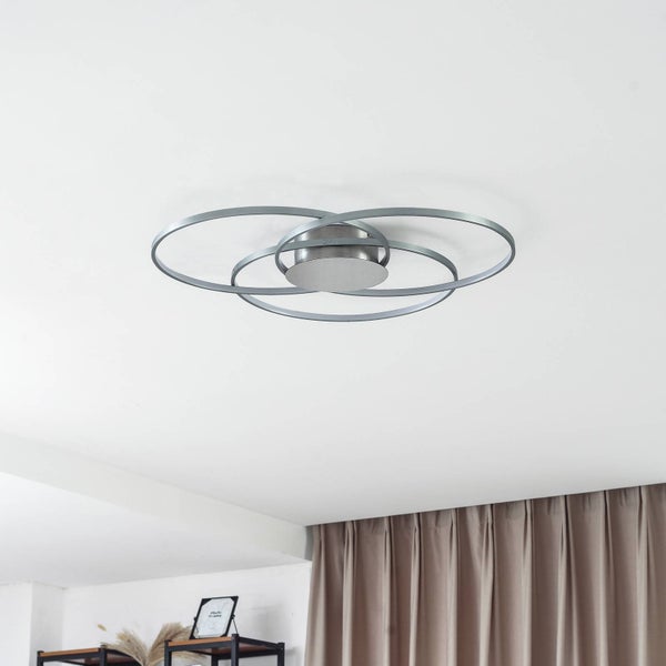 Moderne LED-Deckenleuchte aus Metall mit drei überlappenden Ringen in verschiedenen Größen, an der Decke montiert.
