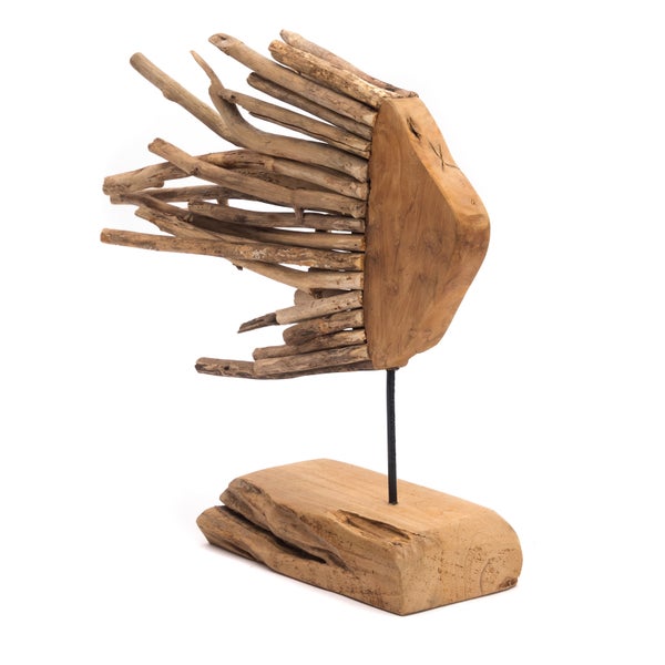 Dekorative Holzfischfigur mit Treibholzdetails auf Holzsockel neben Pflanze und Lampe