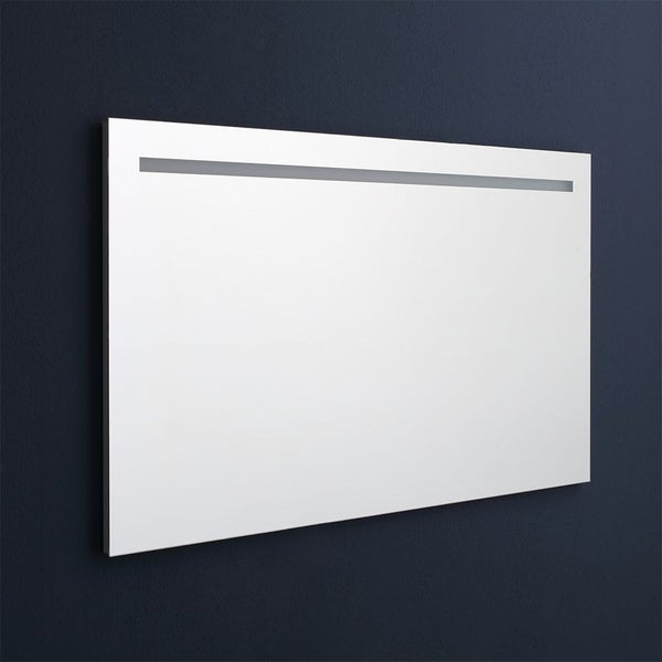 Rechteckiger Badspiegel mit integriertem LED-Lichtstreifen im oberen Bereich.