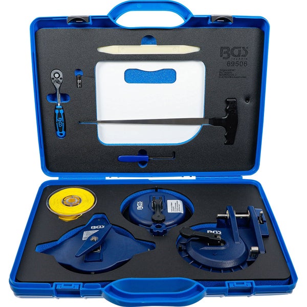 Offener blauer Werkzeugkoffer mit diversen Werkzeugen für die Autoreparatur