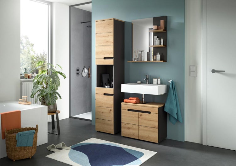 Modernes Badezimmer mit Möbeln in Eichenoptik und Anthrazit, weißem Aufsatzwaschbecken, Spiegelregal, Hochschrank und begehbarer Dusche.
