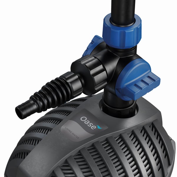 Oase Teichpumpe mit Schlauchanschluss und blauem Durchflussregler auf grauem Gehäuse. Oase Logo.