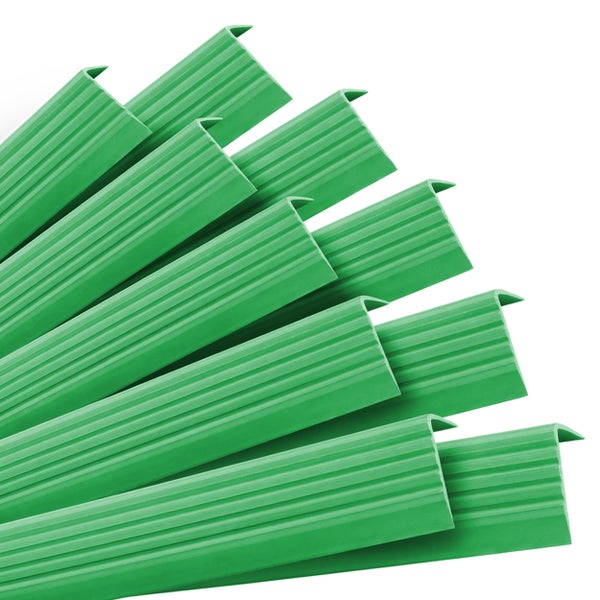 Grüne Treppenkantenprofile aus Kunststoff im Stapel