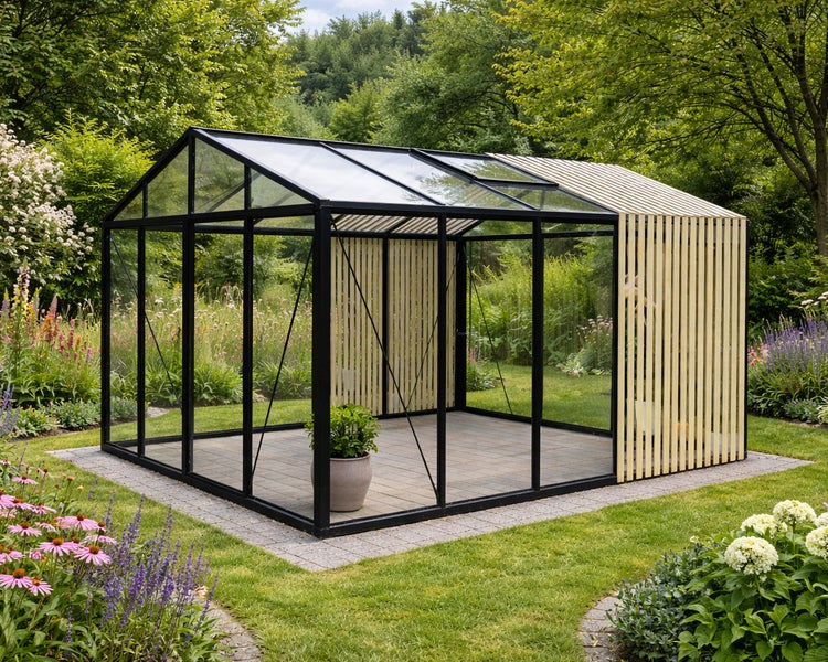 Modernes Gewächshaus mit schwarzem Metallrahmen, Glaswänden und heller Holzverkleidung in einem blühenden Garten.